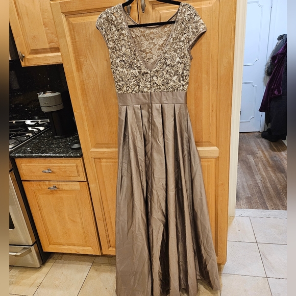 Xscape Embroidered Sequined Ball Gown Lace-Bodice Belted Gown Size 6 NWT - Picture 14 of 16